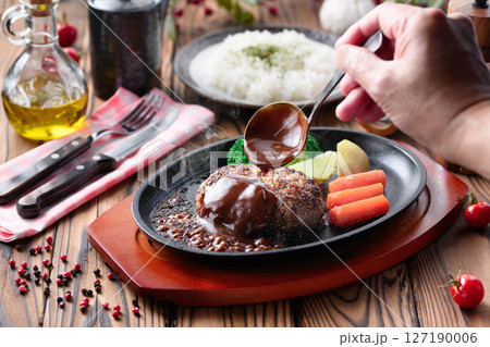 鉄板で焼き上げた熱々のハンバーグステーキ 127190006