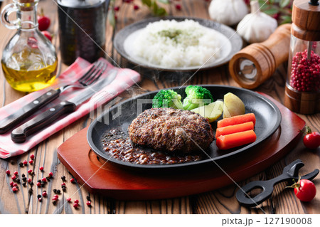鉄板で焼き上げた熱々のハンバーグステーキ 127190008