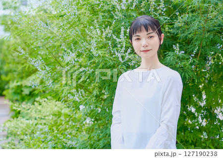 屋外での爽やかな30代女性 127190238