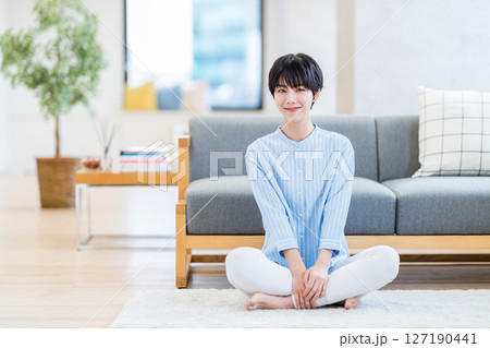リビングでくつろぐ女性。 127190441