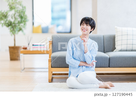リビングでくつろぐ女性。 127190445