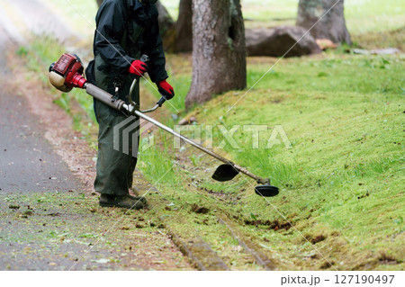 草刈り作業 127190497