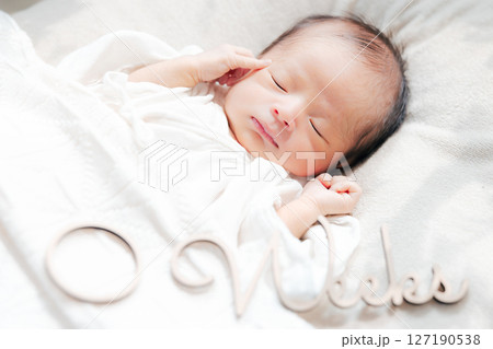 眠る新生児　生後0週 127190538