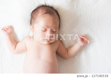 生後1ヶ月の乳児の寝顔 生後1ヶ月の乳児の寝顔 127190539