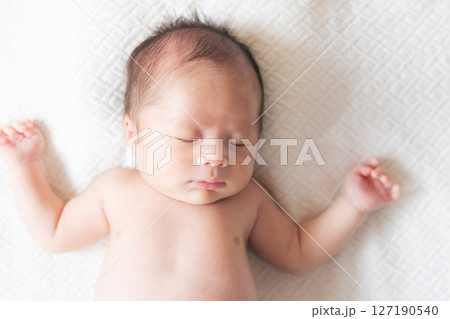 生後1ヶ月の乳児の寝顔 生後1ヶ月の乳児の寝顔 127190540