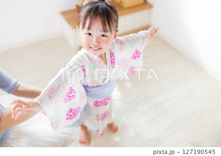 浴衣を着る2歳の女の子　子供浴衣 着付け 127190545