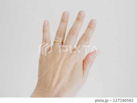 左手の薬指に指輪をつけた女性 左手の薬指に指輪をつけた女性 127190562