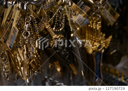 お土産売り場のキーホルダー 127190729