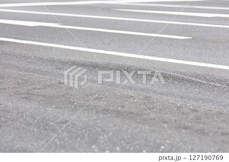 道路のわだち 127190769