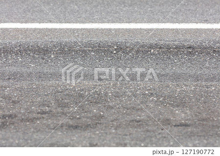 わだちのできた道路 わだちのできた道路 127190772
