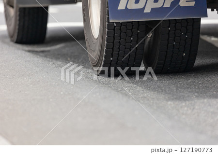 交通量が多い道路のわだち 127190773