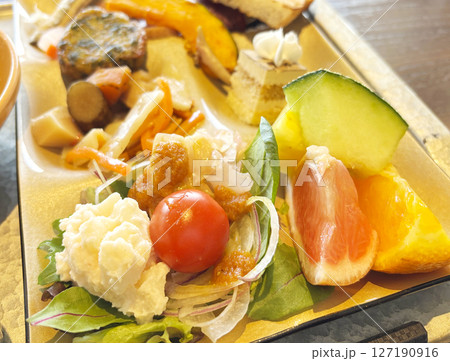 皿に取ったバイキングビュッフェの食事 食べ放題 127190916