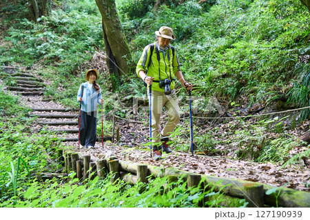 ハイキング　トレッキング　シニア　散歩　登山 127190939