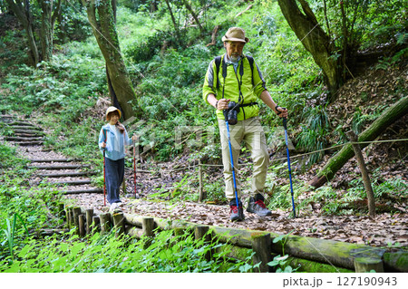 ハイキング トレッキング シニア 散歩 登山 ハイキング トレッキング シニア 散歩 登山 127190943