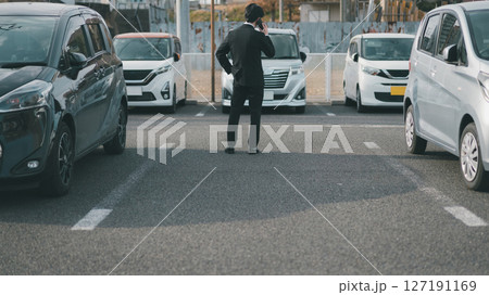 営業車で外回り営業 営業車で外回り営業 127191169