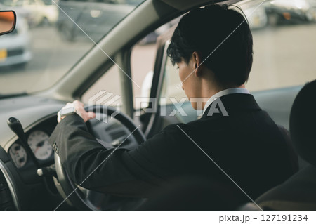 営業車で外回り営業 営業車で外回り営業 127191234