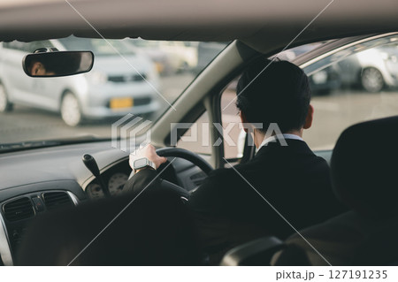 営業車で外回り営業 127191235