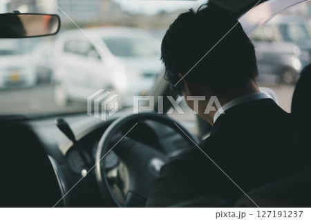 営業車で外回り営業 127191237