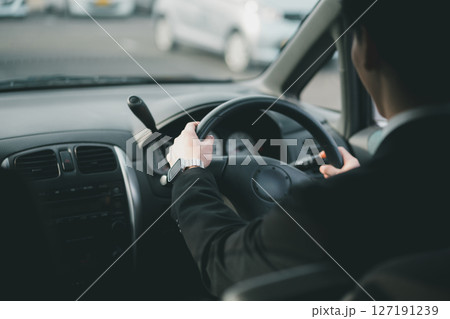 営業車で外回り営業 127191239