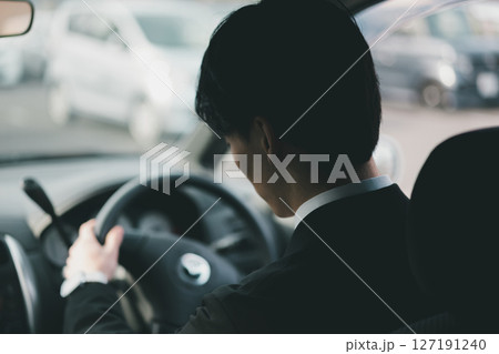 営業車で外回り営業 127191240