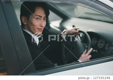 営業車で外回り営業 営業車で外回り営業 127191248