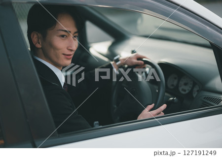 営業車で外回り営業 127191249