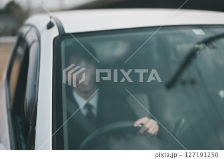 営業車で外回り営業 営業車で外回り営業 127191250