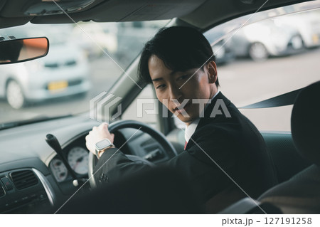 営業車で外回り営業 127191258