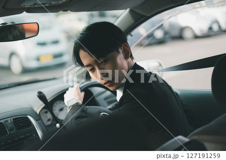 営業車で外回り営業 営業車で外回り営業 127191259