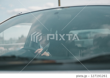 営業車で外回り営業 営業車で外回り営業 127191261