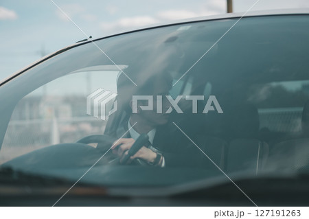 営業車で外回り営業 127191263