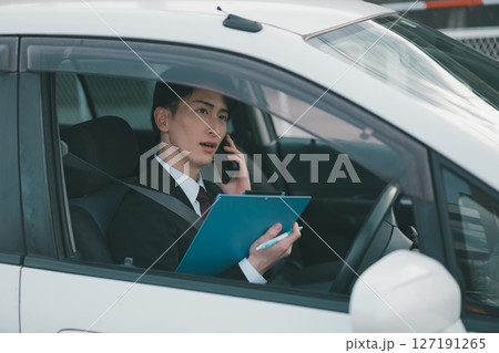 営業車で外回り営業 営業車で外回り営業 127191265