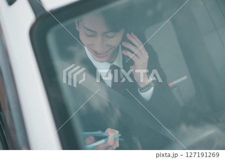 営業車で外回り営業 127191269