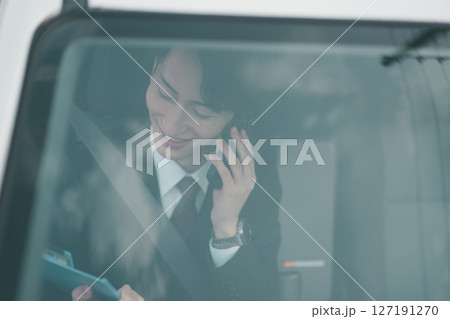 営業車で外回り営業 営業車で外回り営業 127191270