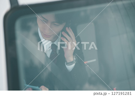 営業車で外回り営業 営業車で外回り営業 127191281