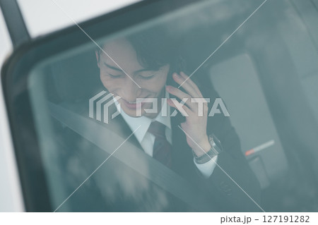 営業車で外回り営業 営業車で外回り営業 127191282