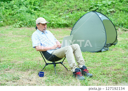 パソコン作業　ハイキング　キャンプ　シニア　 127192134