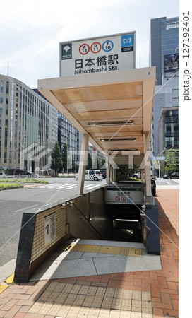 東京メトロ銀座線、東西線、都営地下鉄浅草線の日本橋駅D4番出入口 東京メトロ銀座線、東西線、都営地下鉄浅草線の日本橋駅D4番出入口 127192401