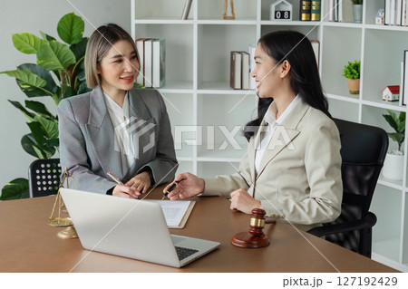 Lawyer advise client on business matter and advise them to sign document Lawyer advise client on business matter and advise them to sign document 127192429