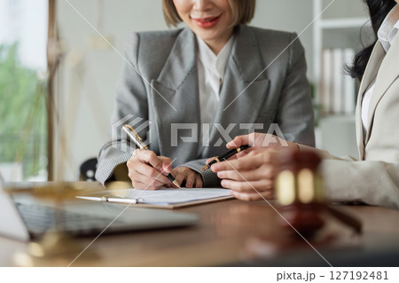 Lawyer advise client on business matter and advise them to sign document 127192481