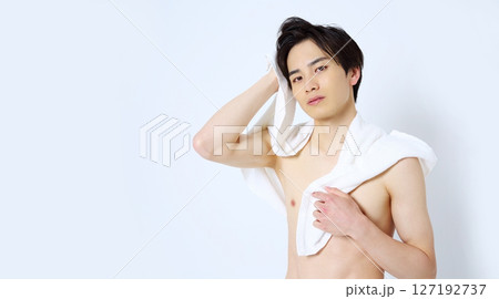 風呂上がりの男性イメージ 127192737