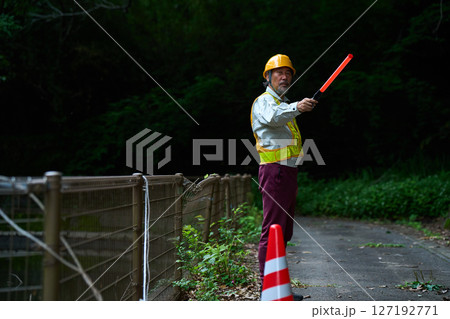 工事現場　交通整理　誘導　警備員　ガードマン　工事中　案内　シニア　 127192771