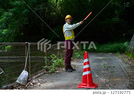 工事現場　交通整理　誘導　警備員　ガードマン　工事中　案内　シニア　 127192775