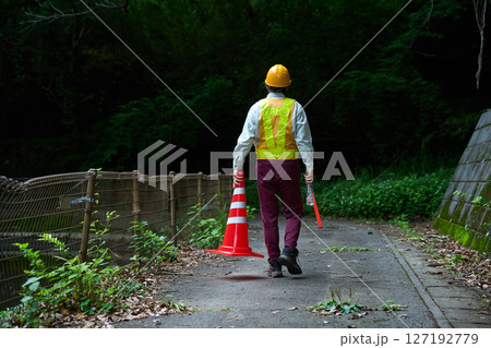工事現場　交通整理　誘導　警備員　ガードマン　工事中　案内　シニア　 127192779