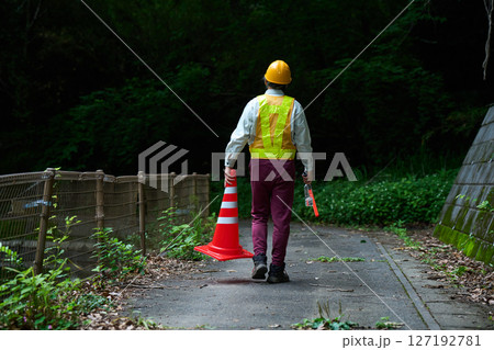 工事現場 交通整理 誘導 警備員 ガードマン 工事中 案内 シニア 工事現場 交通整理 誘導 警備員 ガードマン 工事中 案内 シニア 127192781
