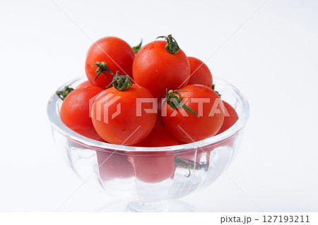 ガラスの器に盛られたミニトマト 127193211