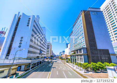 日本の横浜都市景観 桜木町駅　新南口側、桜木橋から桜木町ぴおシティやホテルメッツなどを望む 127193232