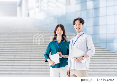 オフィスで働くエンジニア オフィスで働くエンジニア 127193262