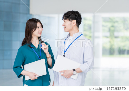 オフィスで働くエンジニア 127193270