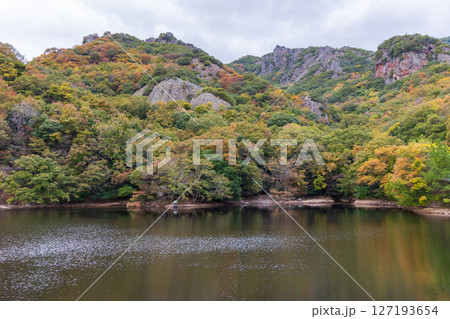 秋の小豆島　紅葉の寒霞渓　猪谷池 127193654